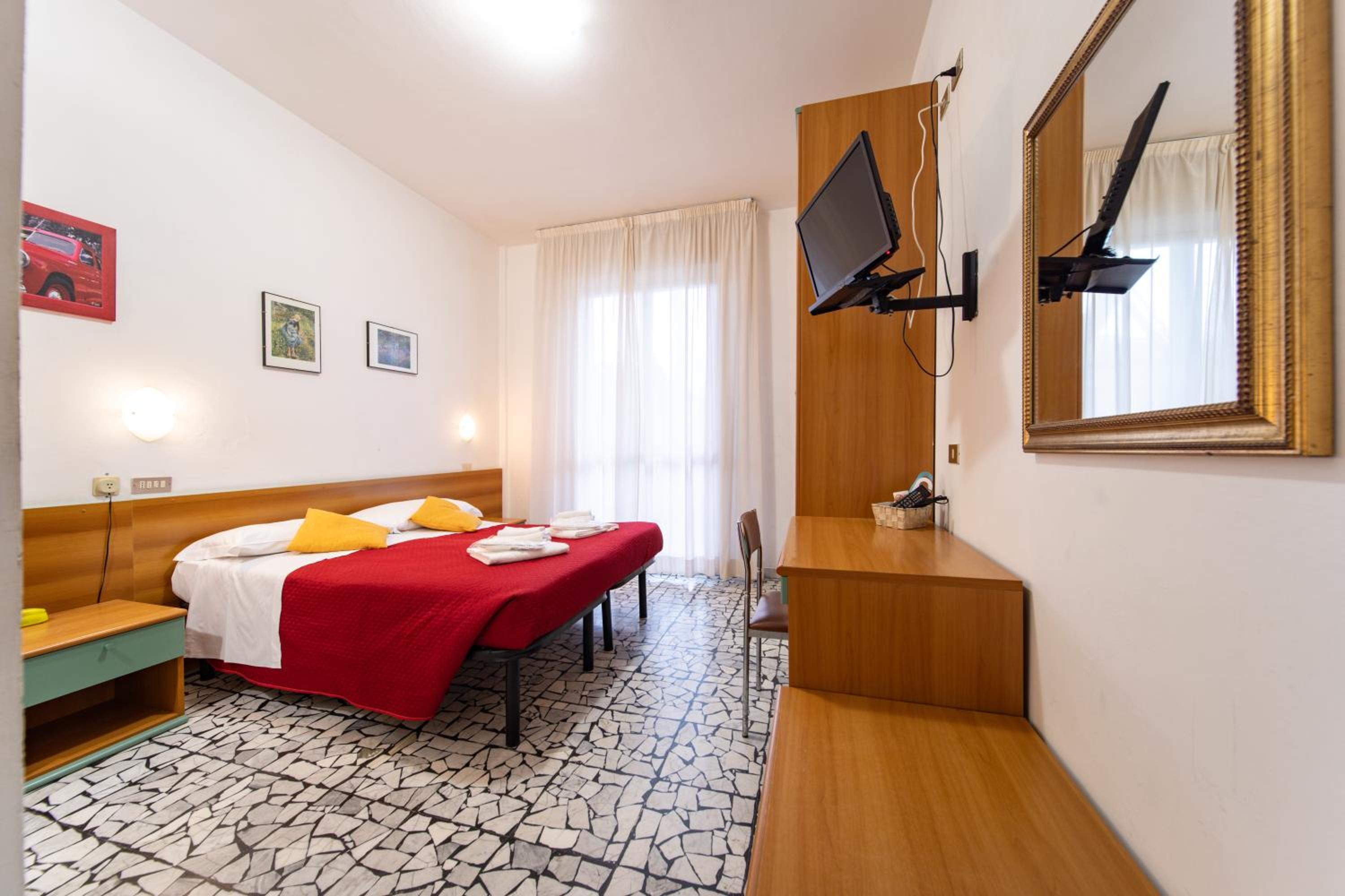 ROOM, DOUBLE OR TWIN BED