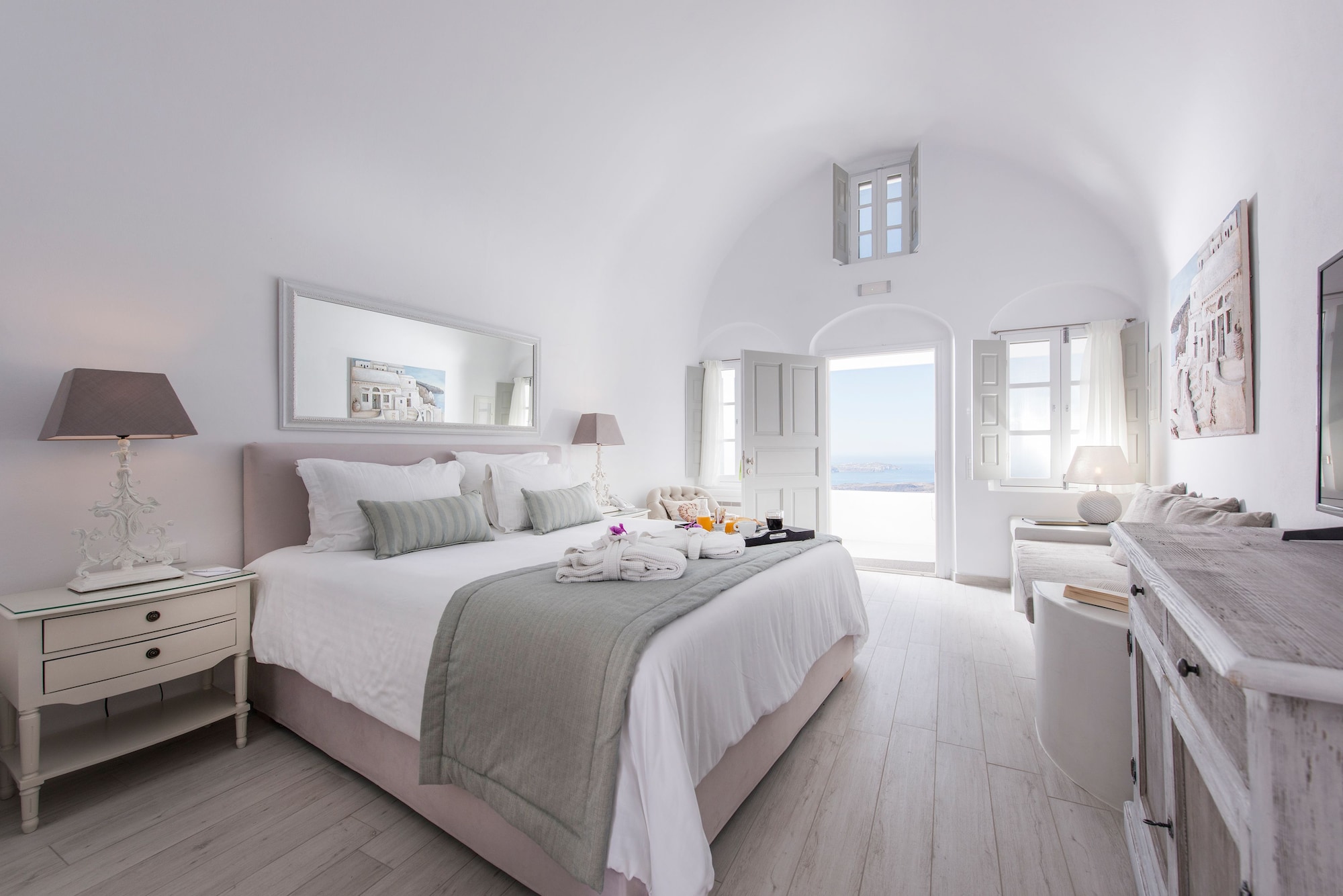 2 Bedrooms, Suite, King and Queen Bed, Caldera View, Sea View