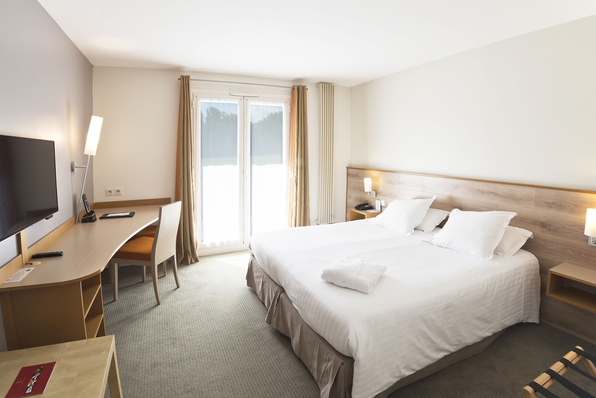 Superior, Queen Bed, Balcony, Best Western Plus Loree Paris Sud 2/6