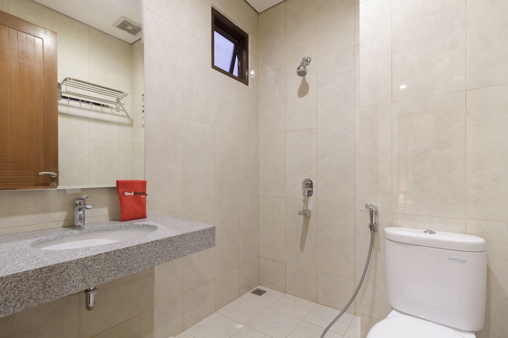 RedDoorz Plus @ CBD Bintaro 21/56
