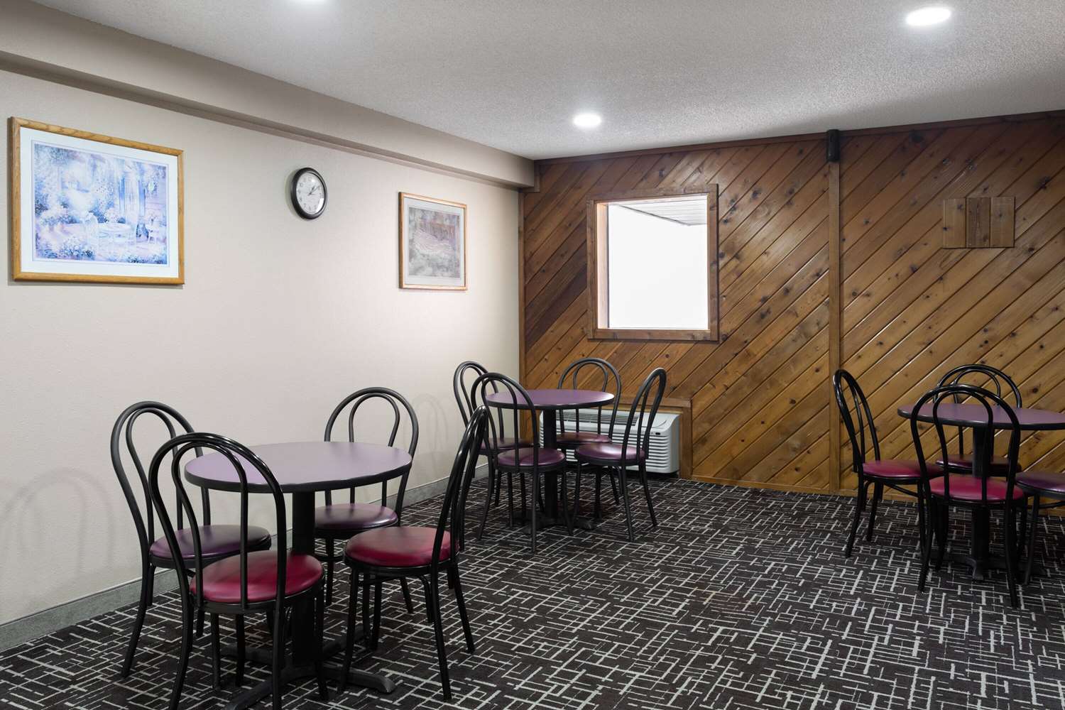 Super 8 by Wyndham Dyersville near Field of Dreams 31/36