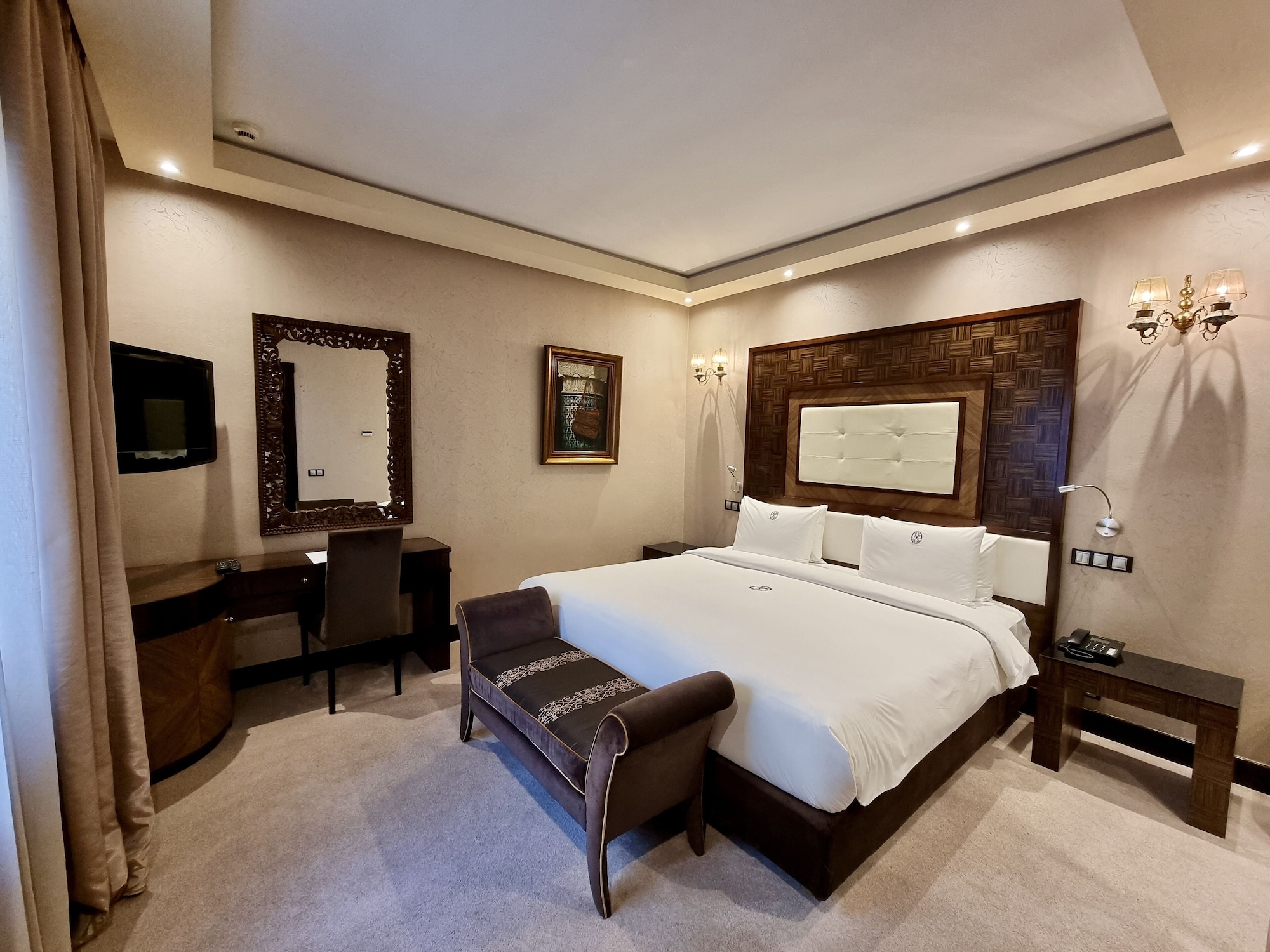 DELUXE, SUITE