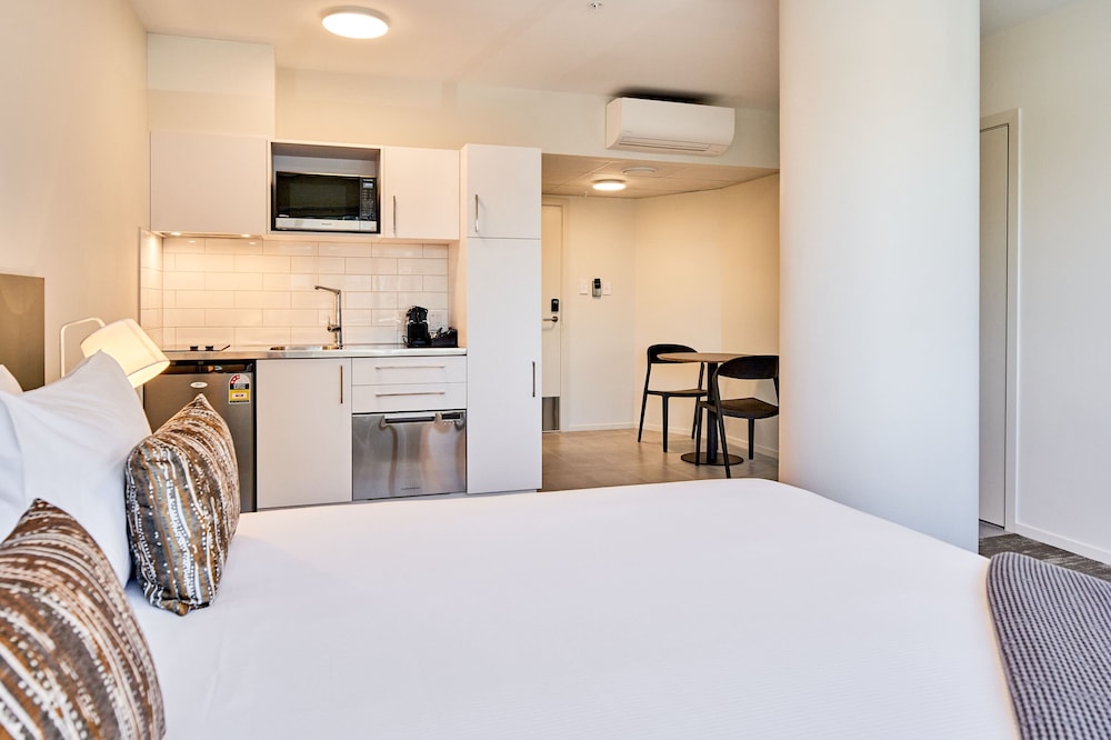 Sojourn Apartment Hotel Ghuznee 18/35