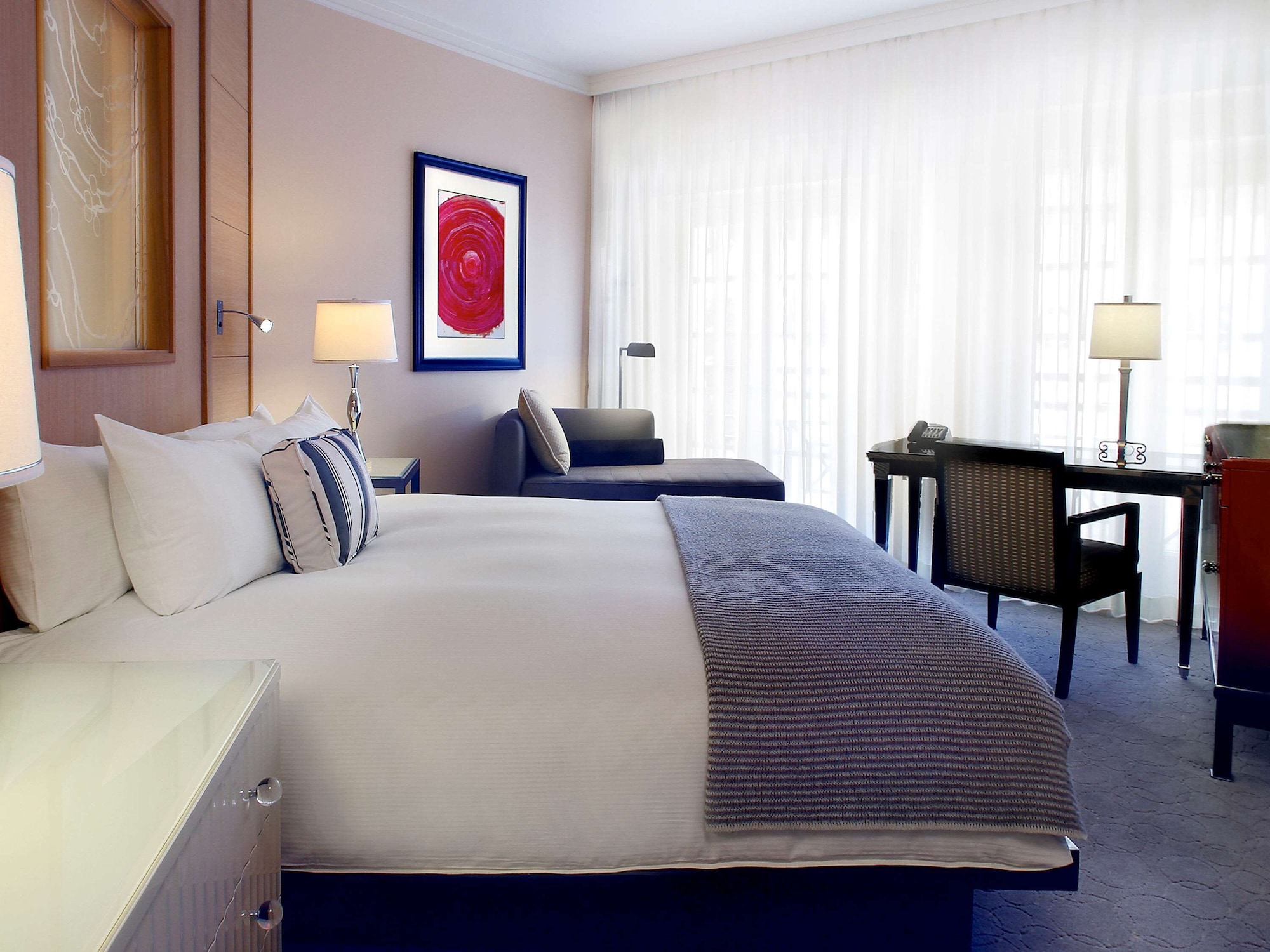 LUXURY, KING BED, BEVERLY BOULEVARD VIEW