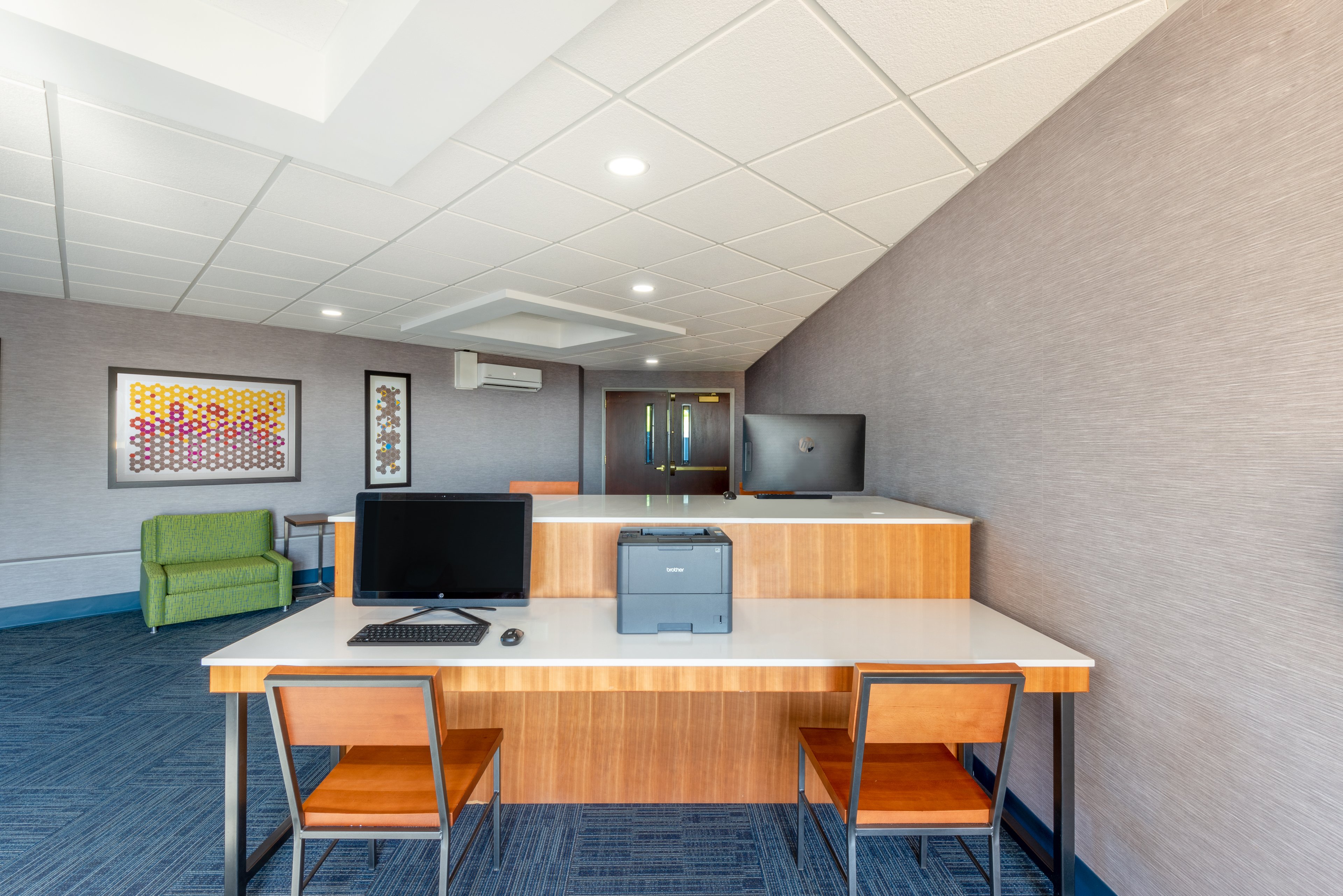 Holiday Inn Express & Suites North East (Erie I-90 Exit 41) 55/60