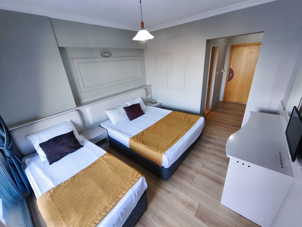 Larissa Inn 18/50