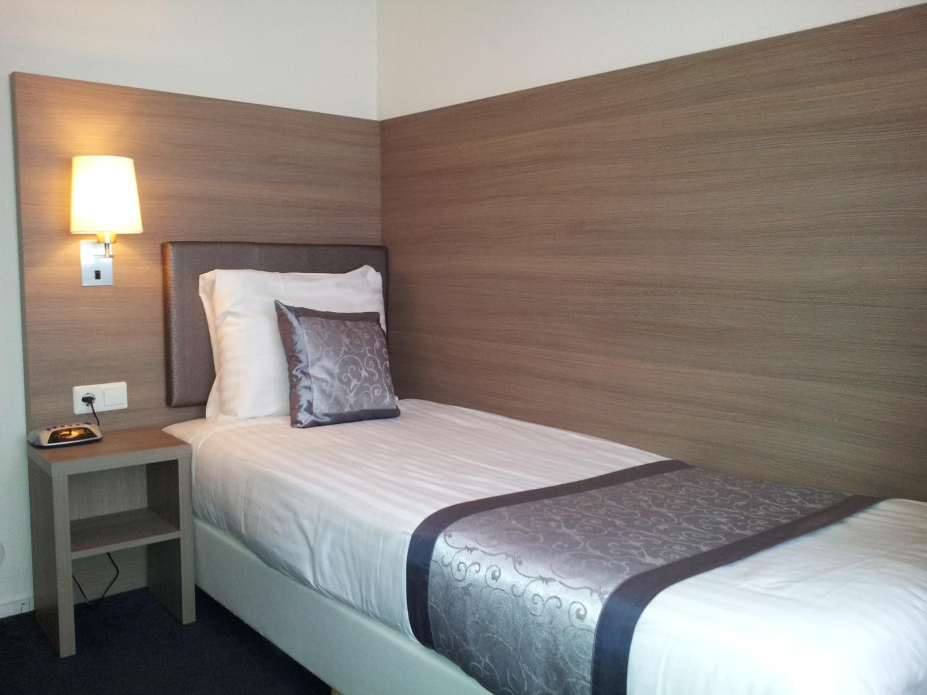 ROOM, SINGLE