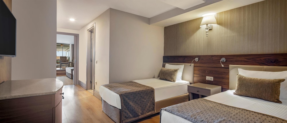 2 Bedrooms, Family, Double and Twin Beds, Sea View, Jetted Tub