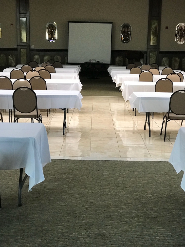 Days Inn & Suites by Wyndham Rochester Hills MI 28/31