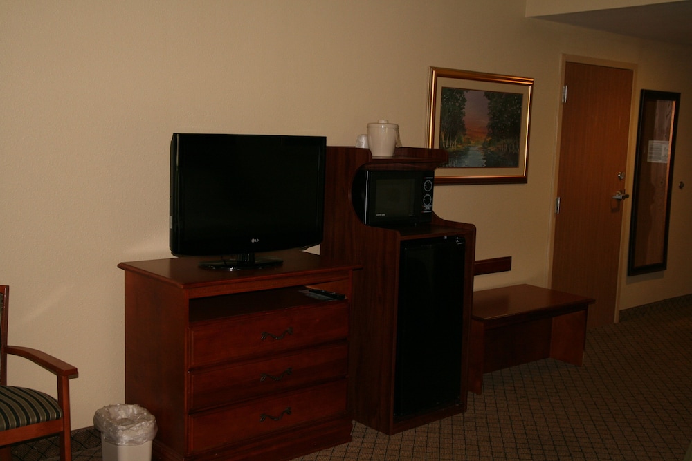 Holiday Inn Express Suites Greenwood 62/66