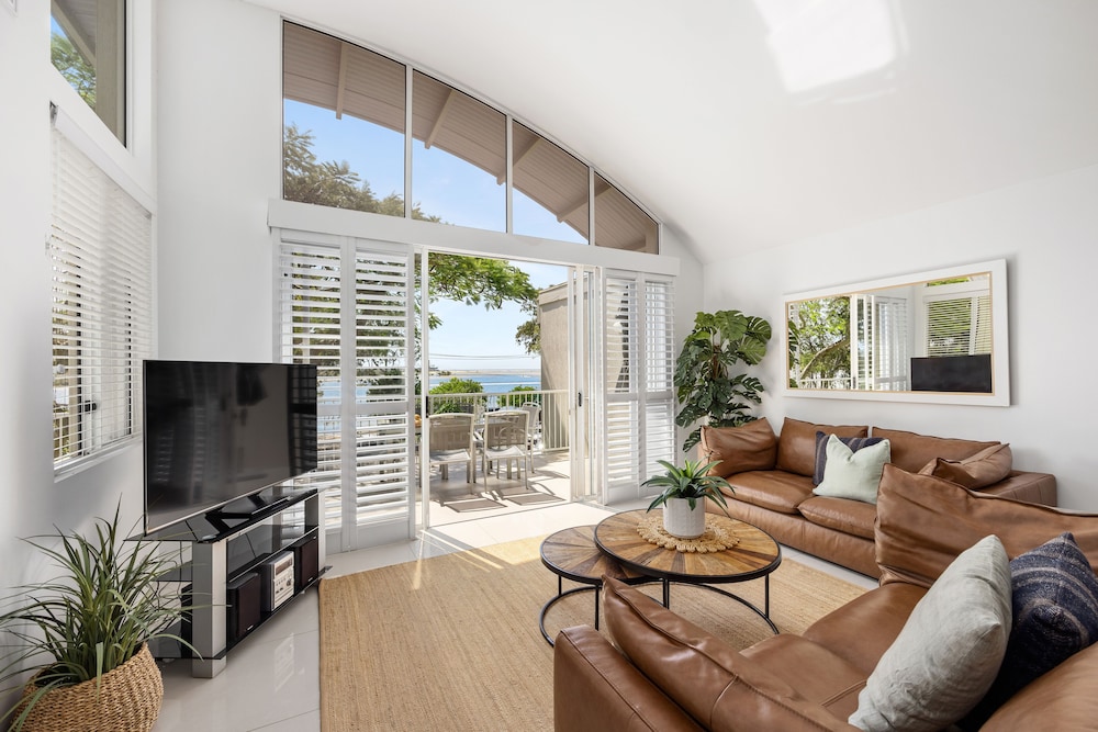 NOOSA OUTRIGGER BEACH RESORT 54/73