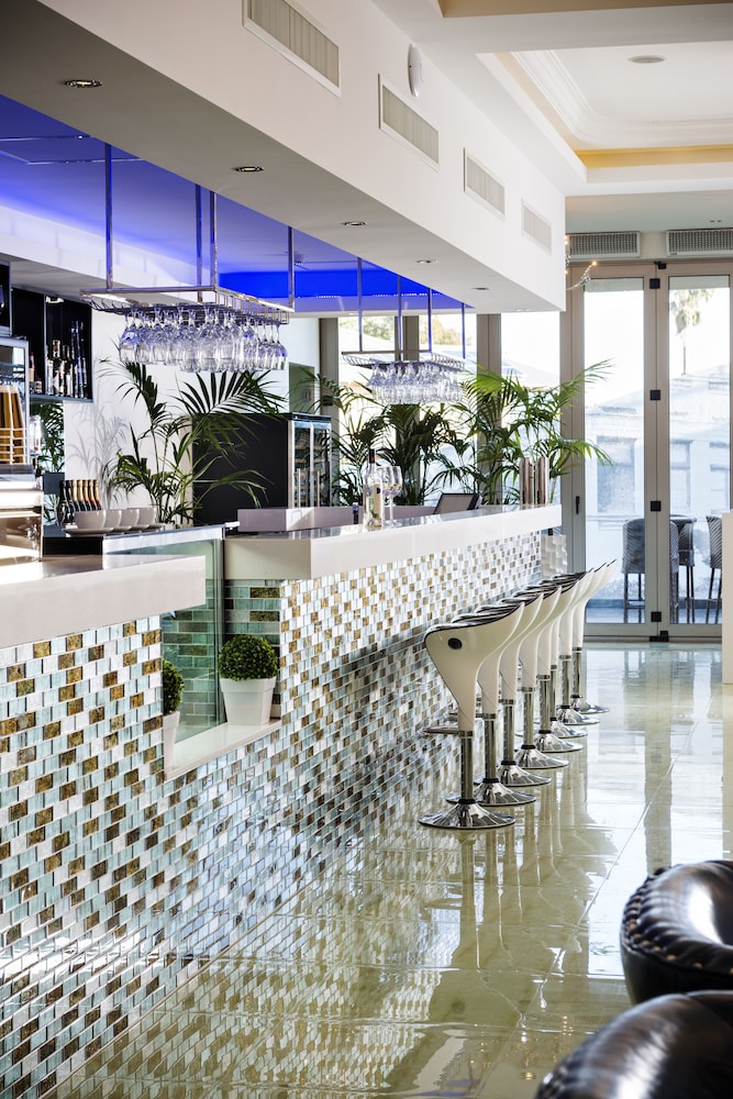 Swan River Hotel 46/56