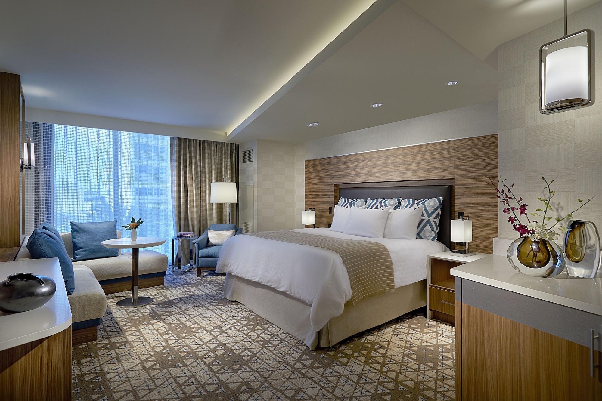 Deluxe, King Bed, Pool View, East Tower