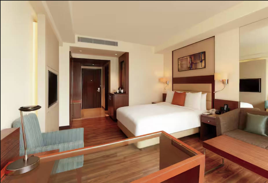 DELUXE, KING BED