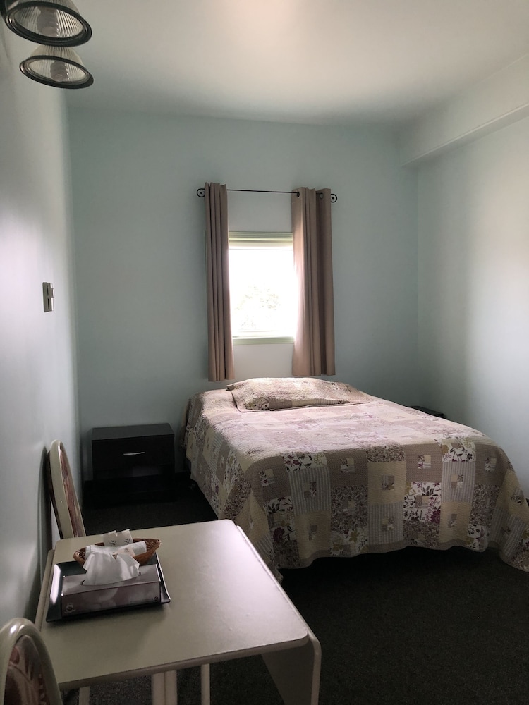 IceBerg Inn 8/25