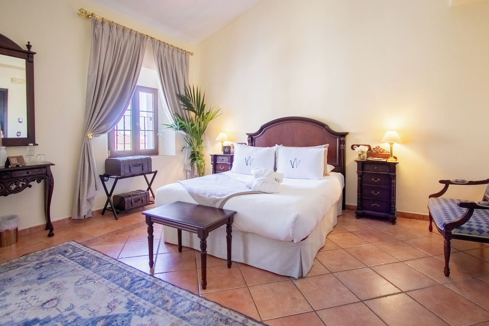 DELUXE, DOUBLE BED, CITY VIEW