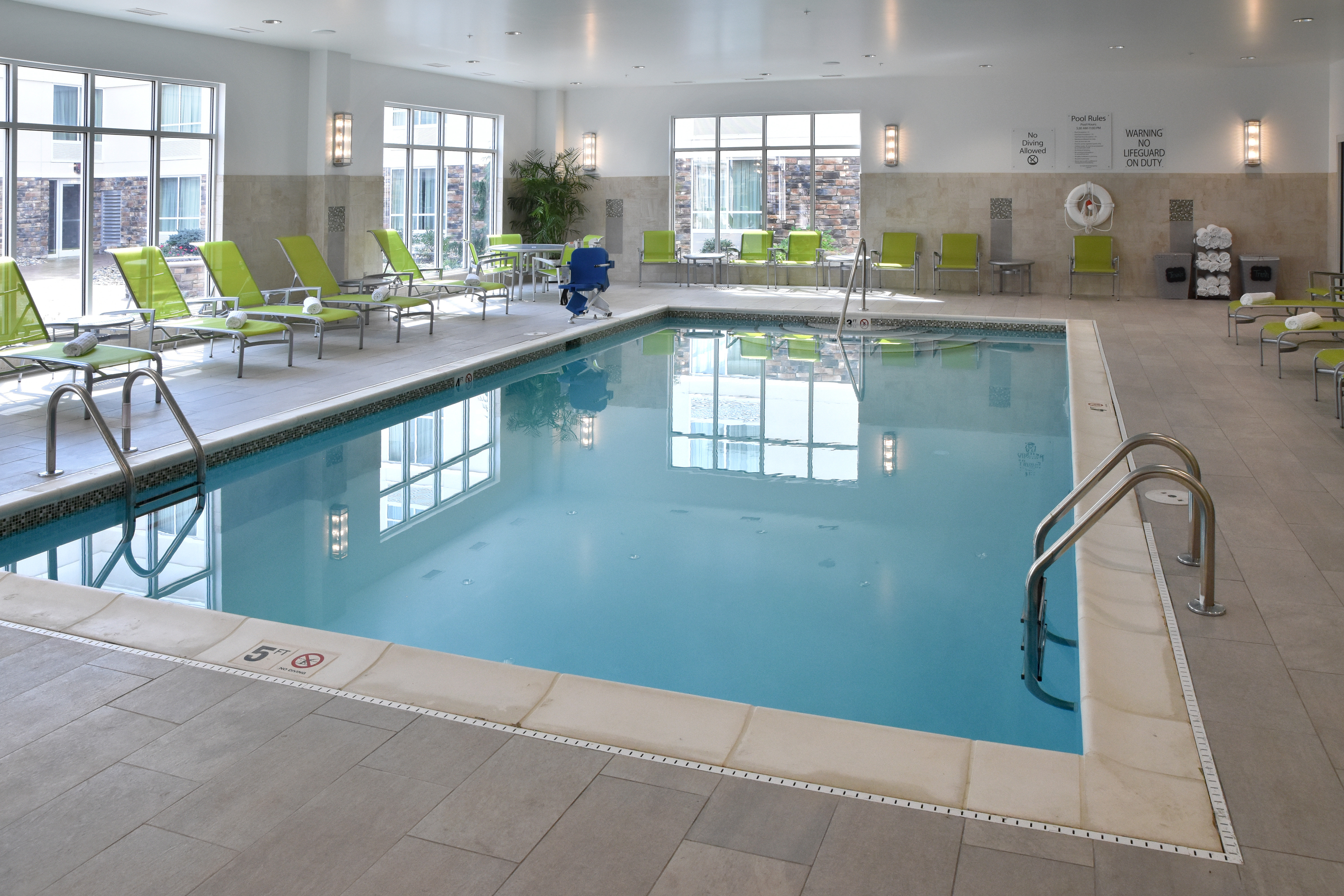 Holiday Inn Canton (Belden Village) 36/72