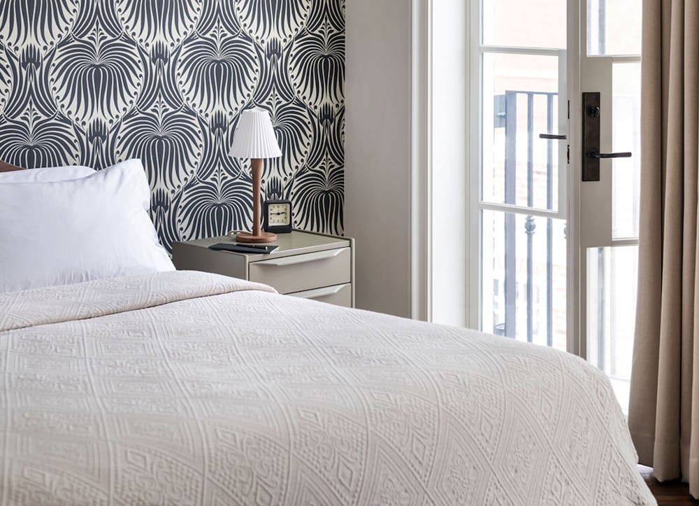 ROOM, KING BED, BALCONY