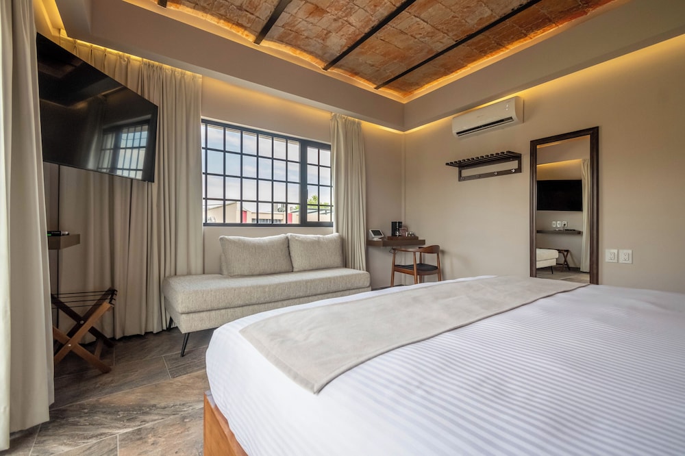 LUXURY, KING BED, CITY VIEW