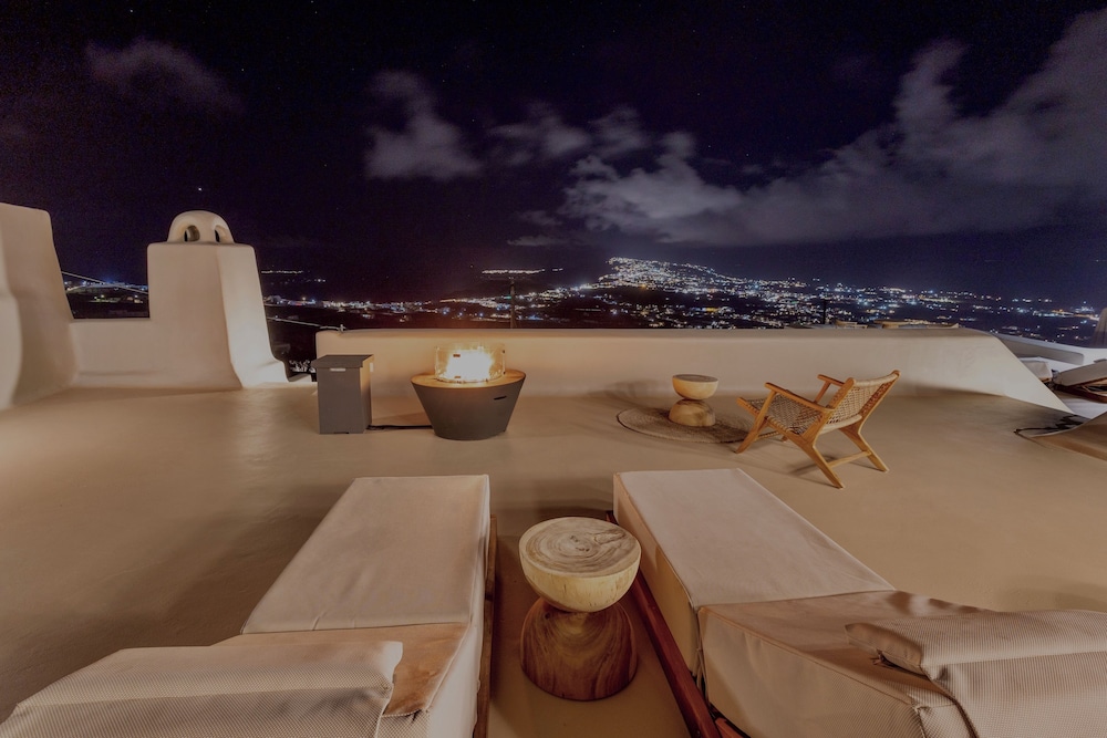 Luna Santorini Suites 24/50