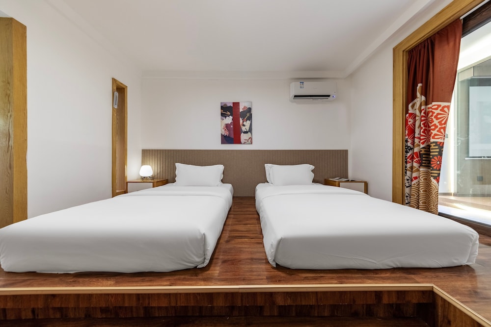1 BEDROOM, SIGNATURE, TWIN BEDS