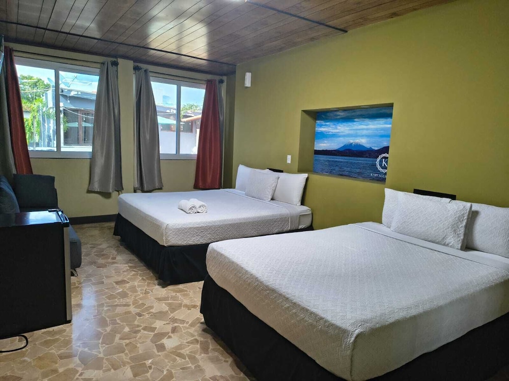 DELUXE, 2 DOUBLE BEDS
