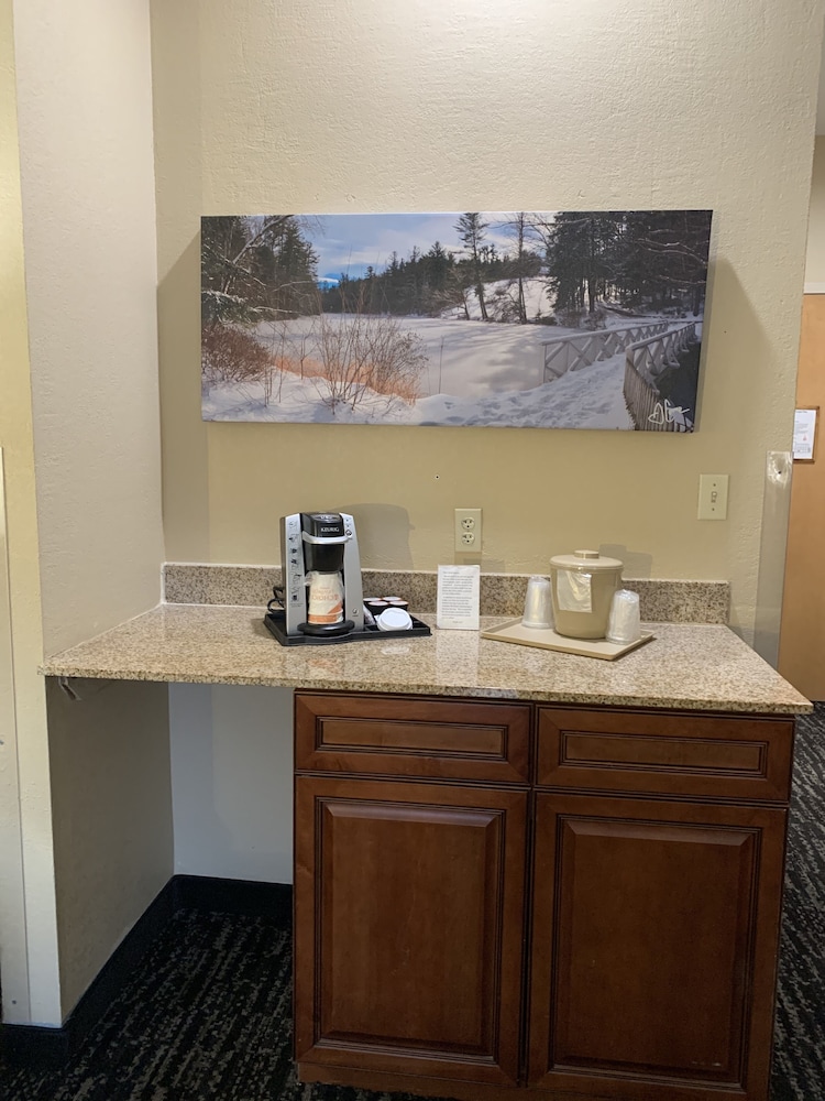 Quality Inn & Suites Hendersonville Flat Rock 24/29