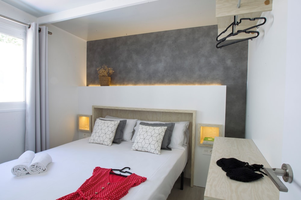 2 BEDROOMS, NERI, BUNGALOW, 1 QUEEN AND 3 SINGLE BEDS, PET FRIENDLY
