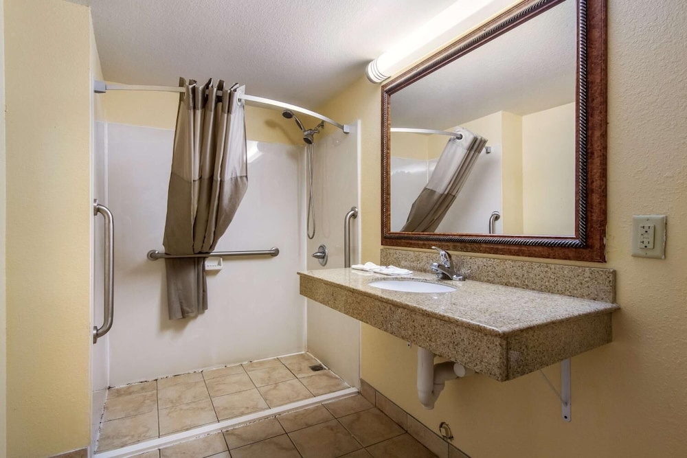Rodeway Inn and Suites Macon 41/45