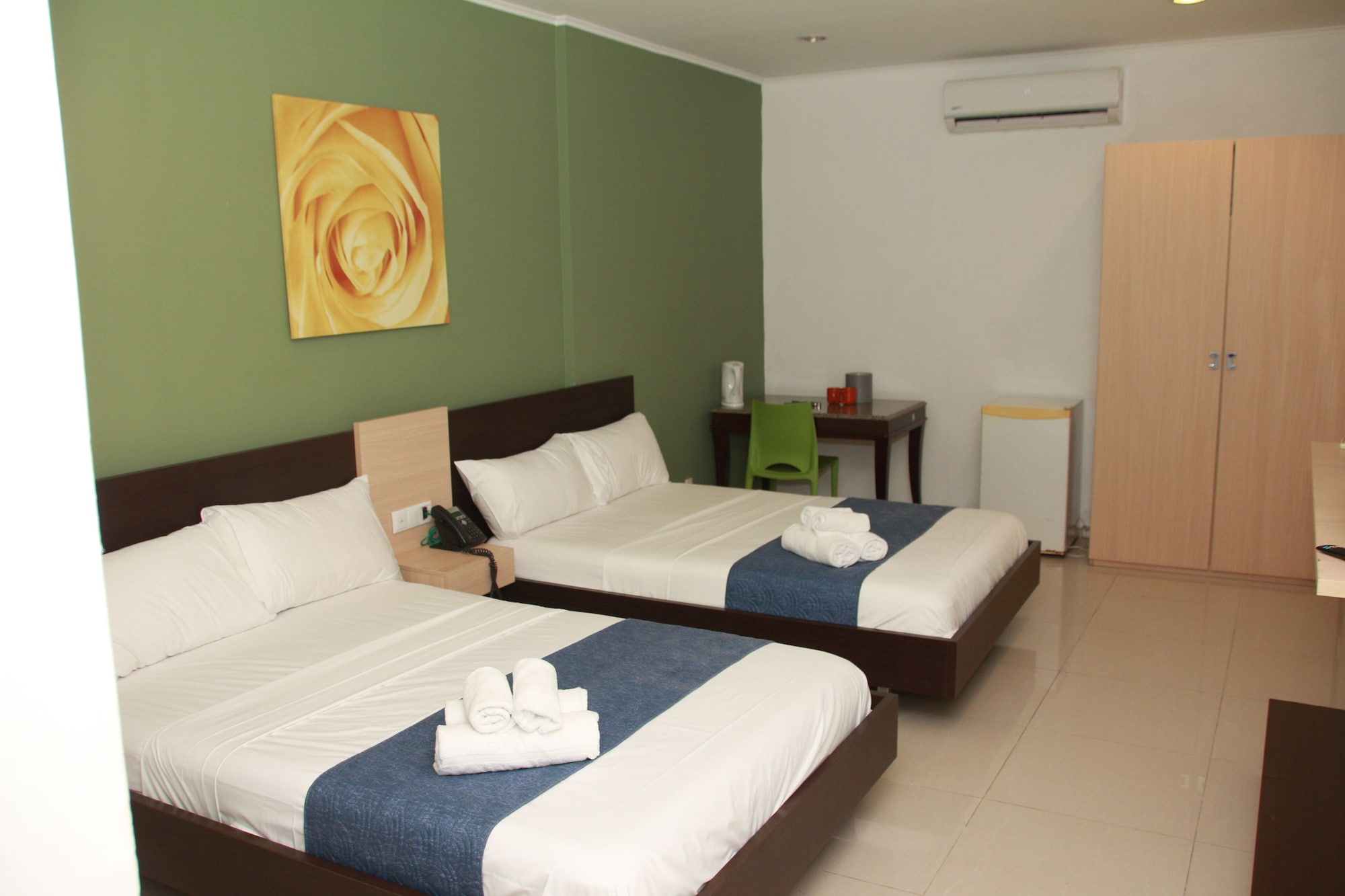 ROOM, 2 QUEEN BEDS, NO WINDOW