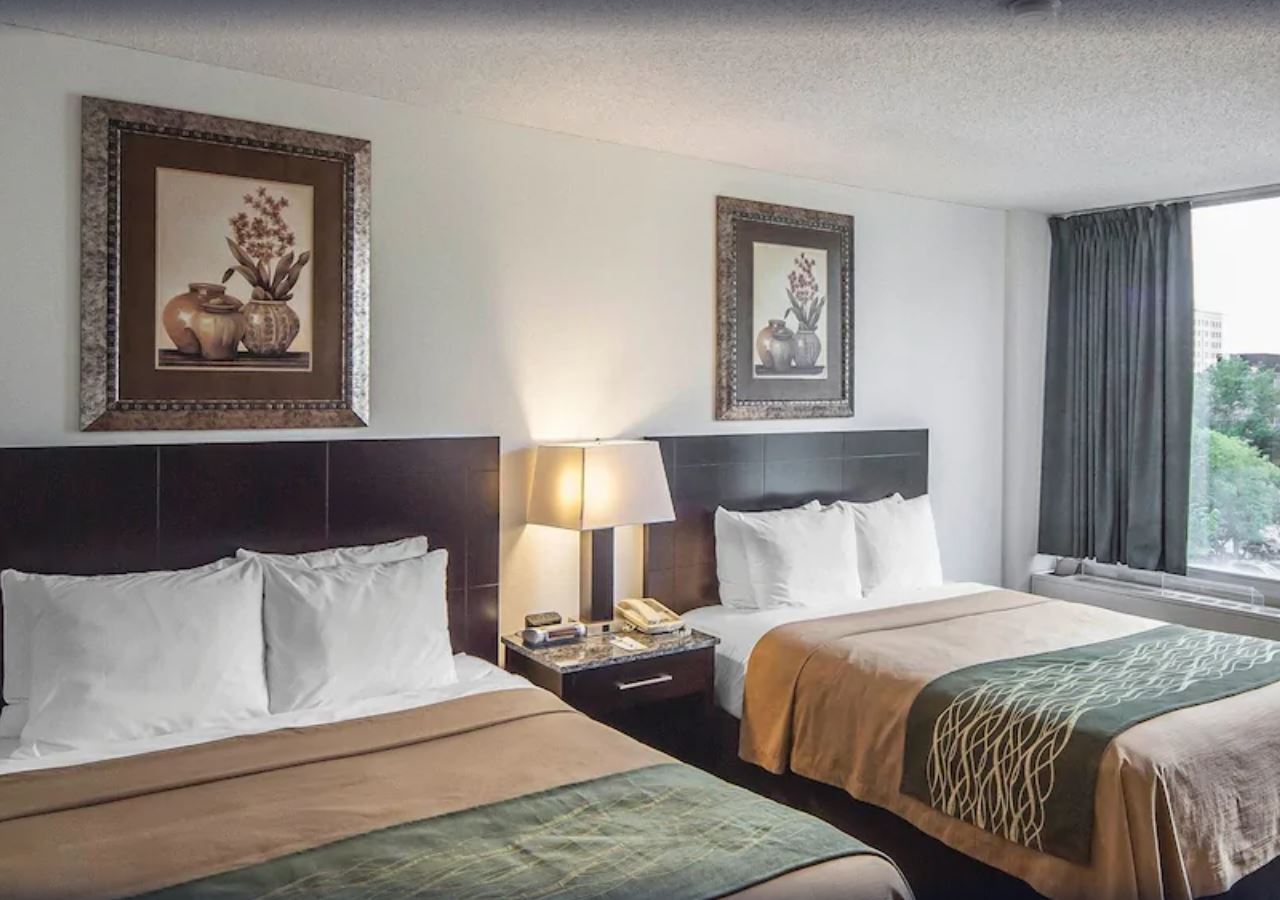 Upgrade, 2 Queen Beds, Comfort Inn & Suites Edmonton Downtown 3/6
