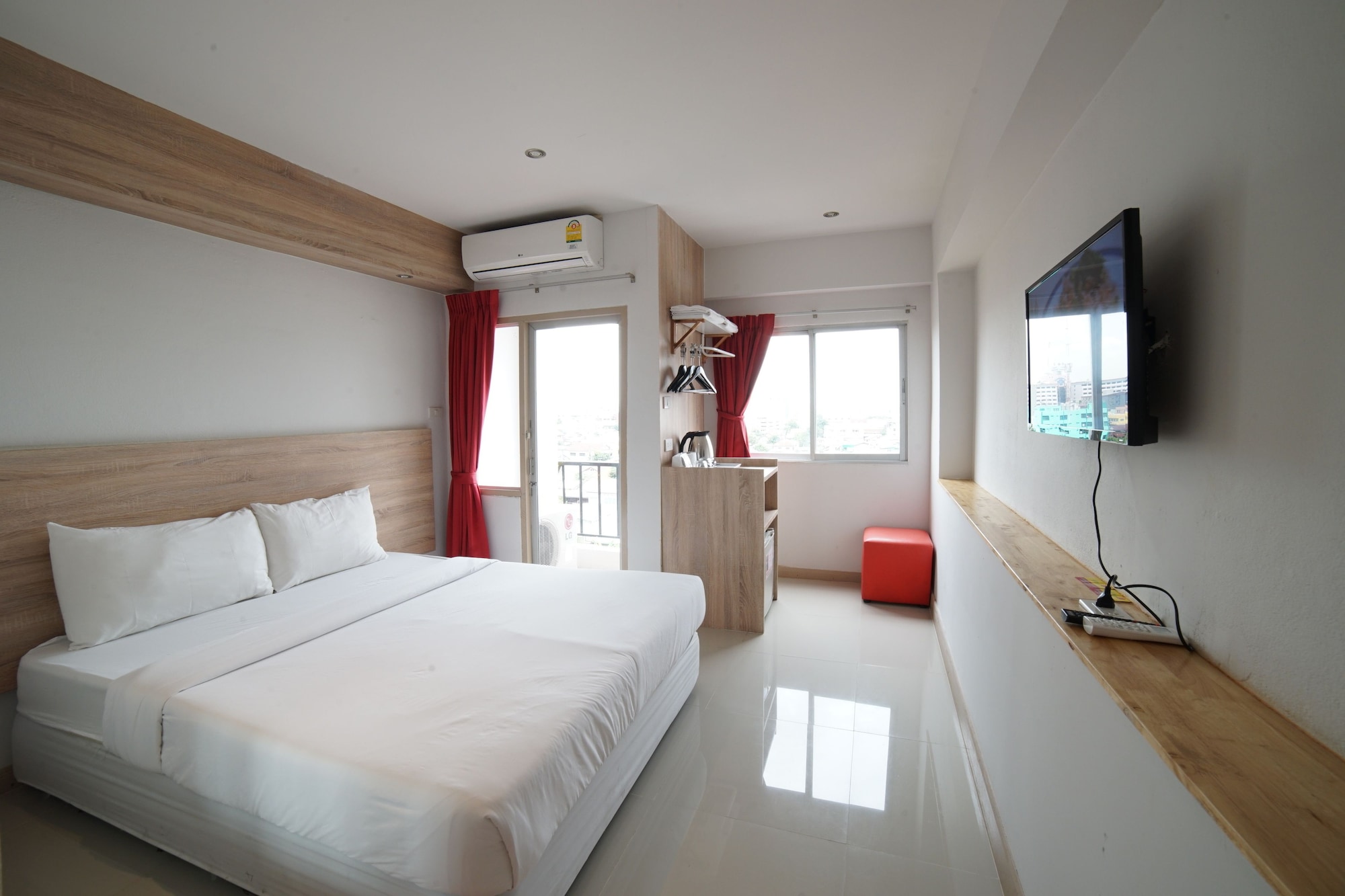 SUPERIOR, QUEEN BED