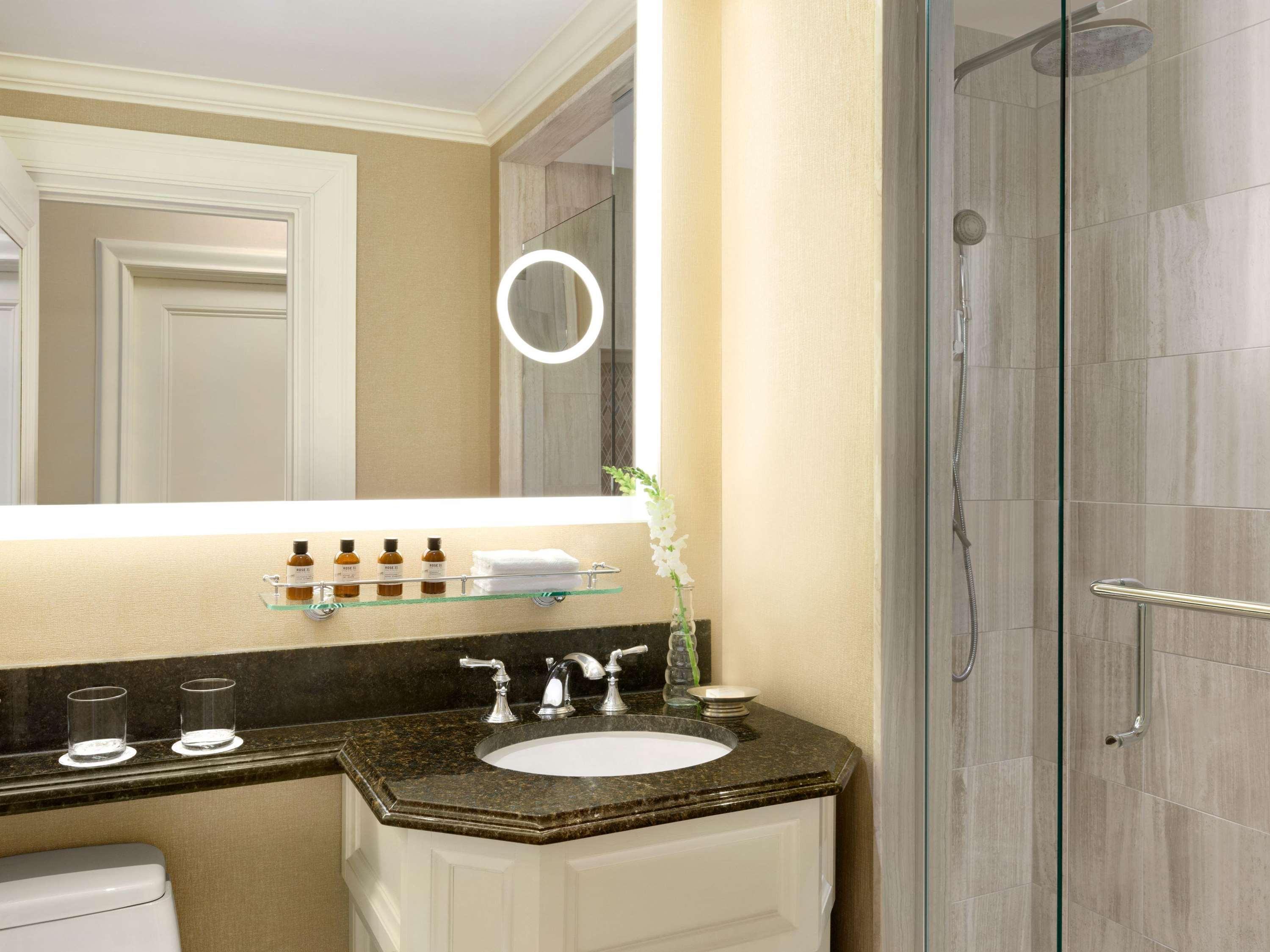 Exclusive, Fairmont Gold, King Bed, Lounge Access، Fairmont Chateau Laurier 3/3