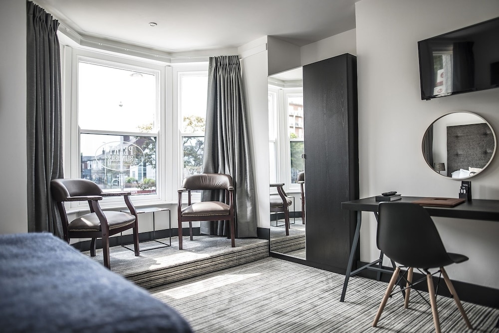 Peaky Blinders Accommodation & Bar 45/50