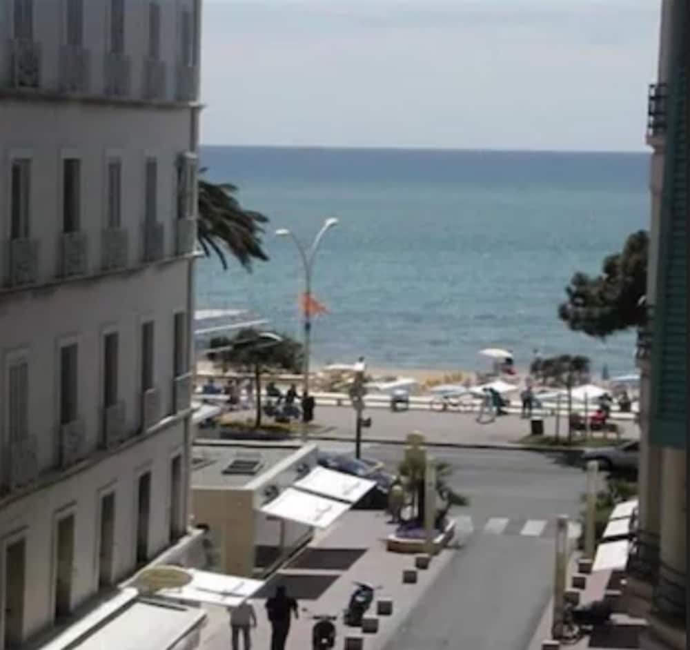 Azurene Royal Hotel 56/67