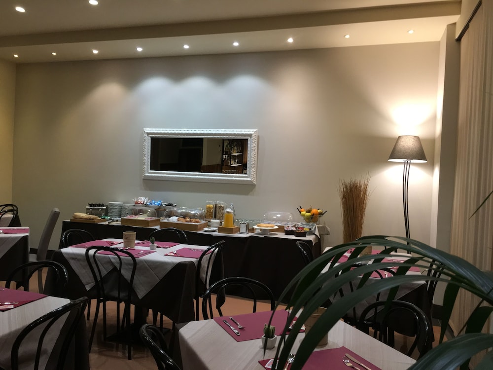 Hotel Est 37/42