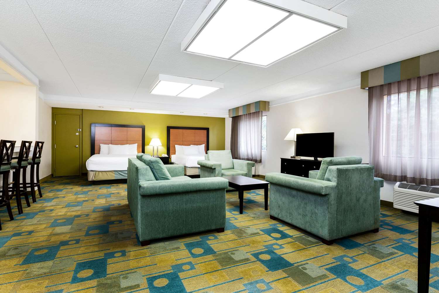 La Quinta Inn & Suites by Wyndham St. Pete-Clearwater Airpt 34/51