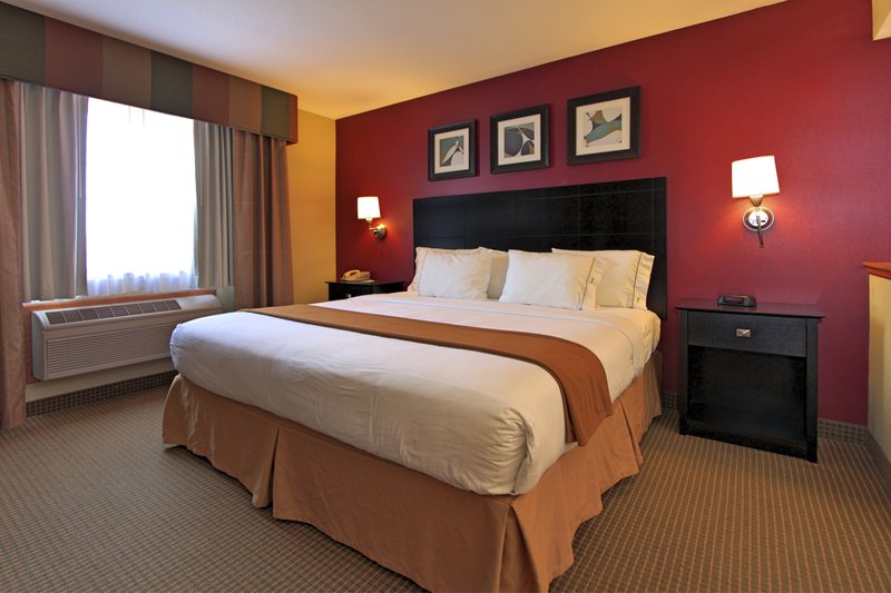 Holiday Inn Express Hotel Suites Defiance 15/52