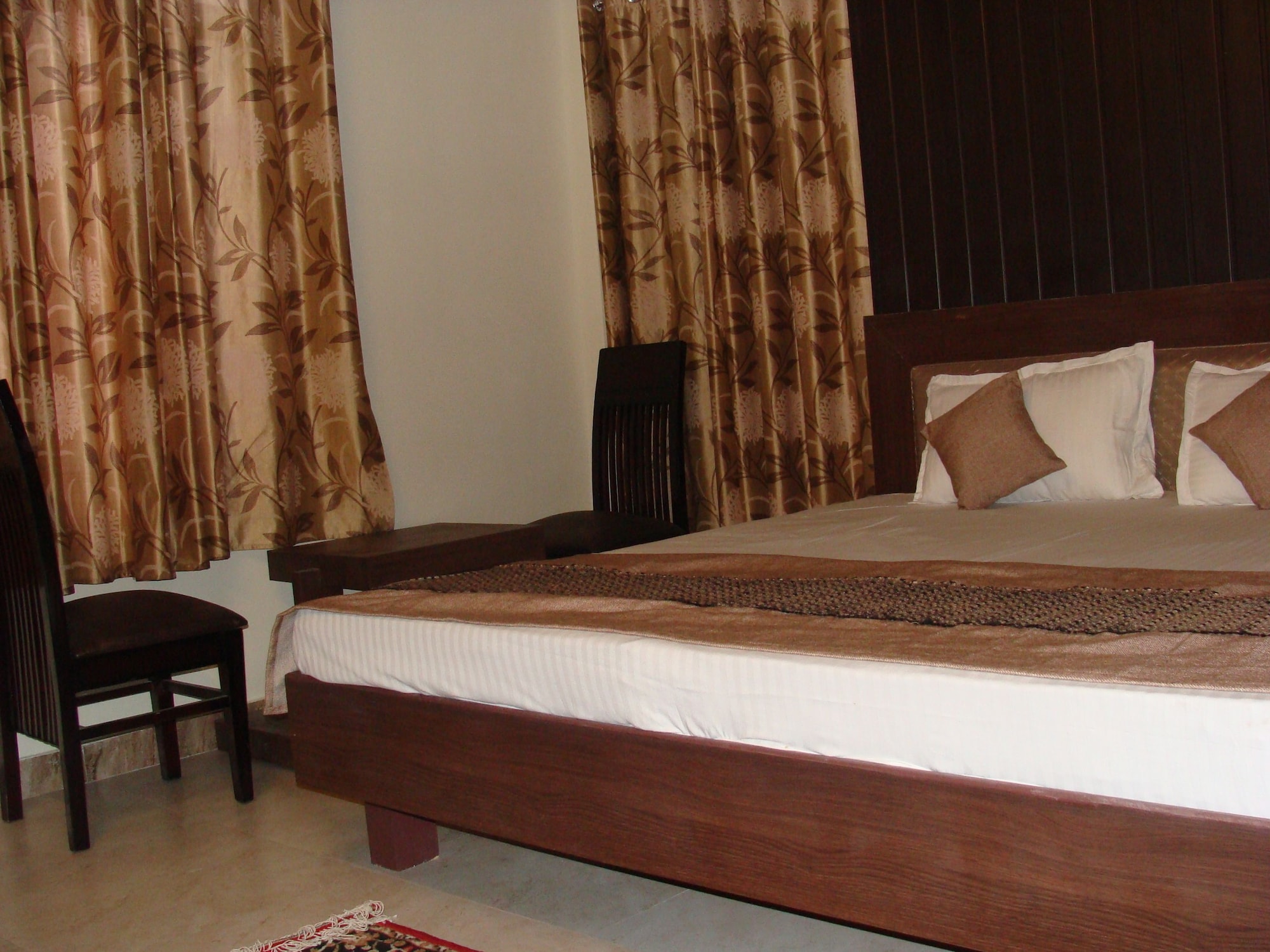 EXECUTIVE, KING BED