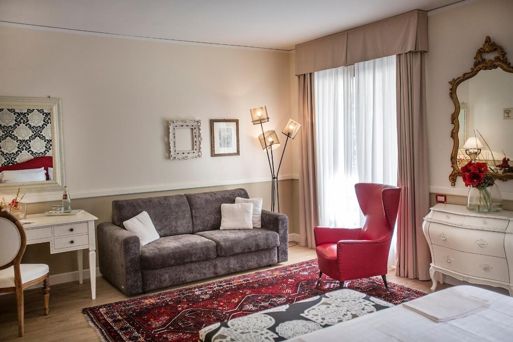 Hotel Regina Adelaide 27/50