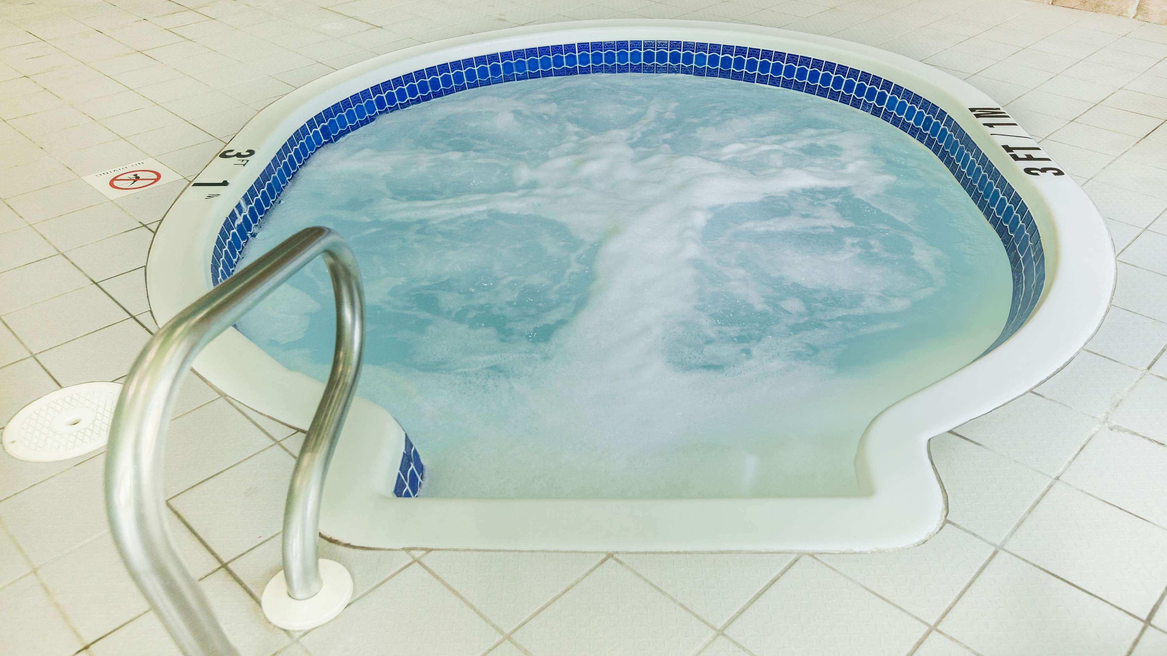 Holiday Inn Express Suites South 44/73