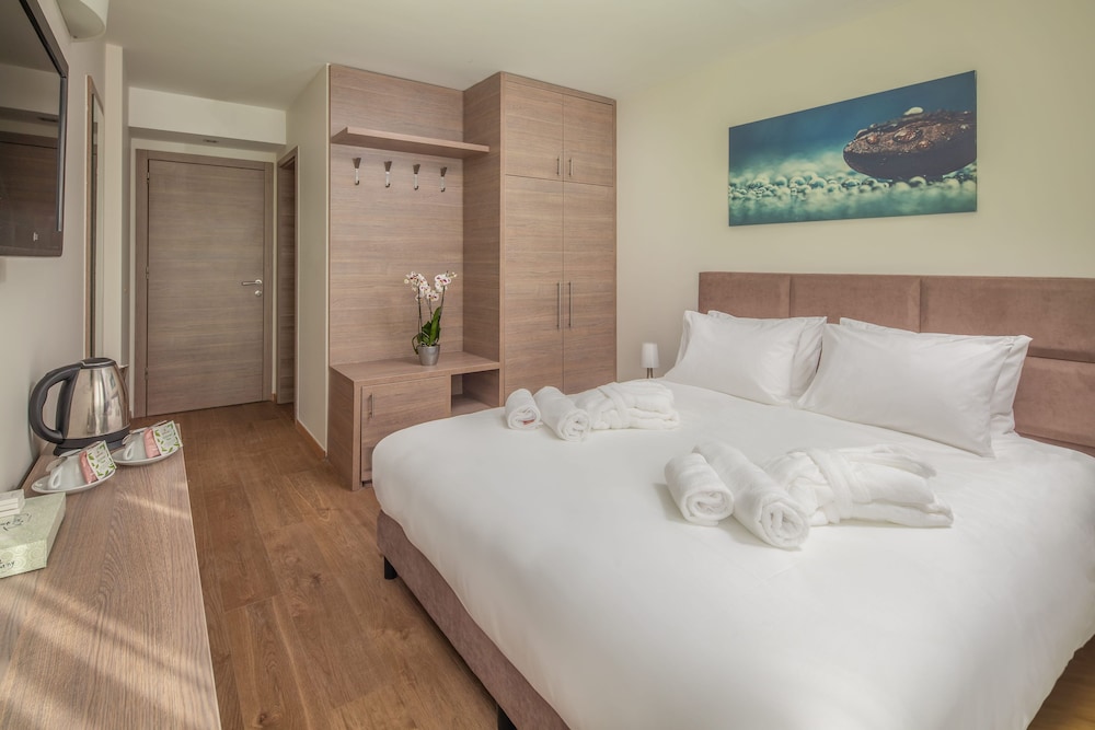 STANDARD, QUEEN BED