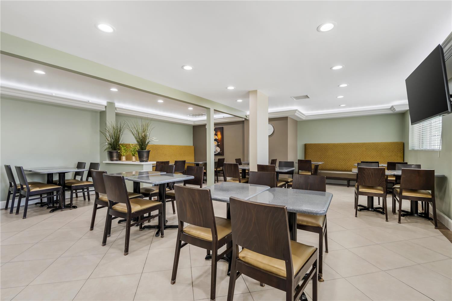 Best Western Plus LA Mid Town Hotel 29/37