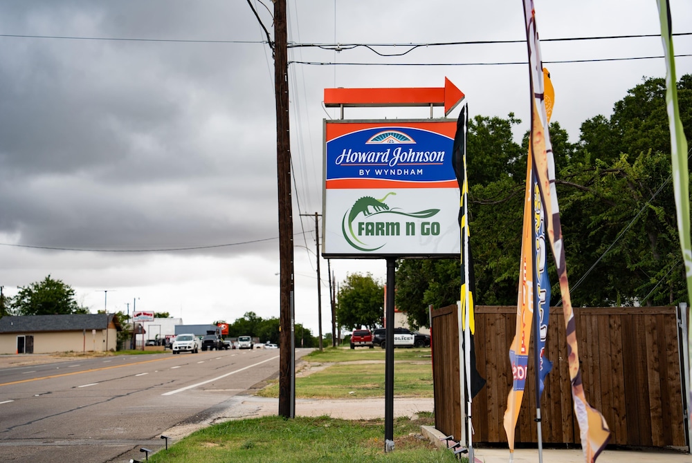 Howard Johnson by Wyndham Hillsboro TX 25/26