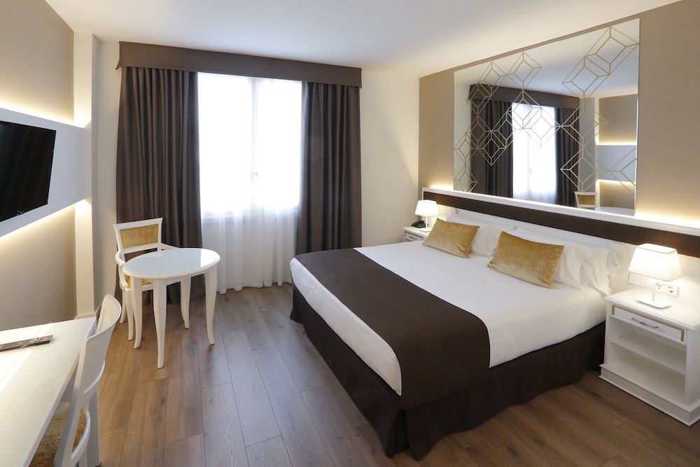 ROOM, KING BED
