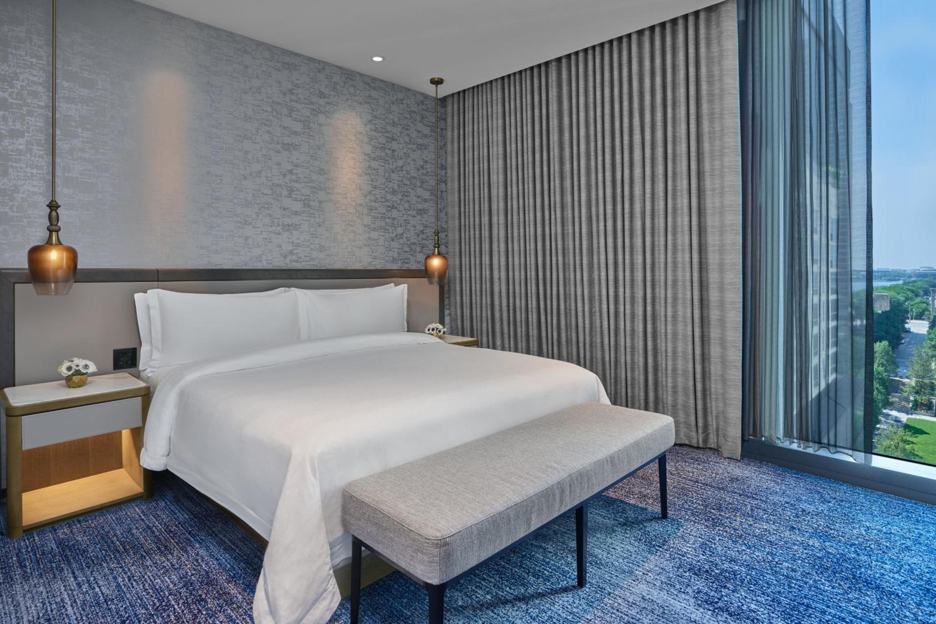 Metropolitan, Suite