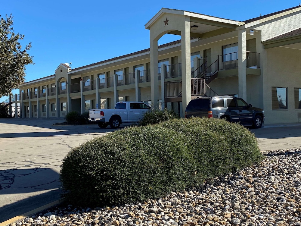 SureStay Hotel by Best Western Floresville 1/29