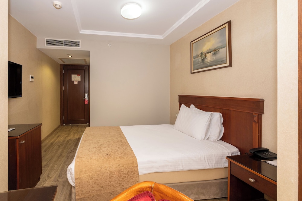 ROOM, DOUBLE BED