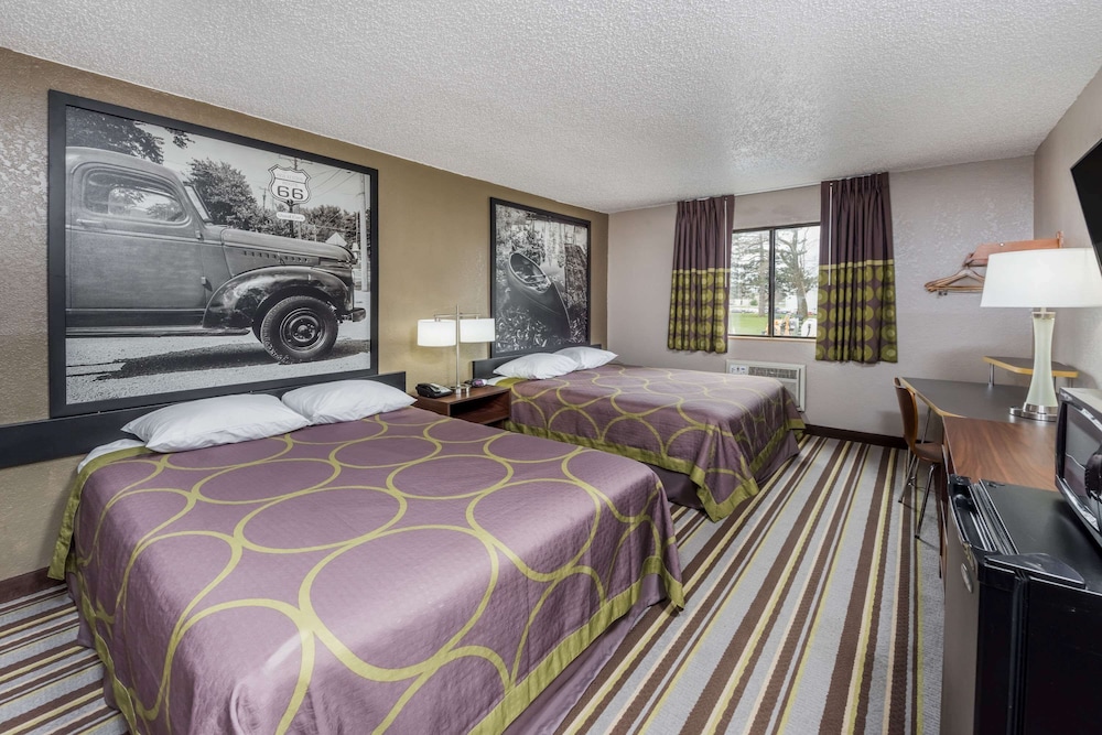 غرفة قياسية بسريرين كوين، Super 8 By Wyndham Bloomington 2/4