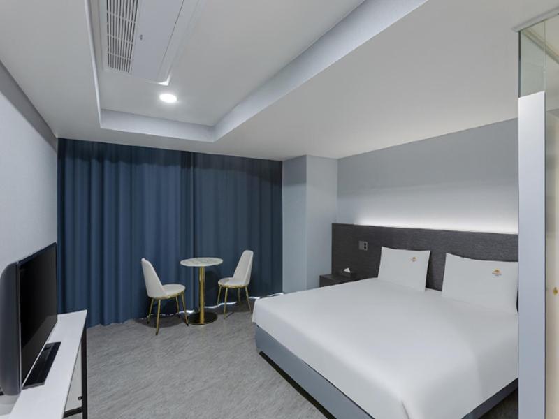 Deluxe, King Bed, No View, with Pool، Suncloud Hotel 2/3